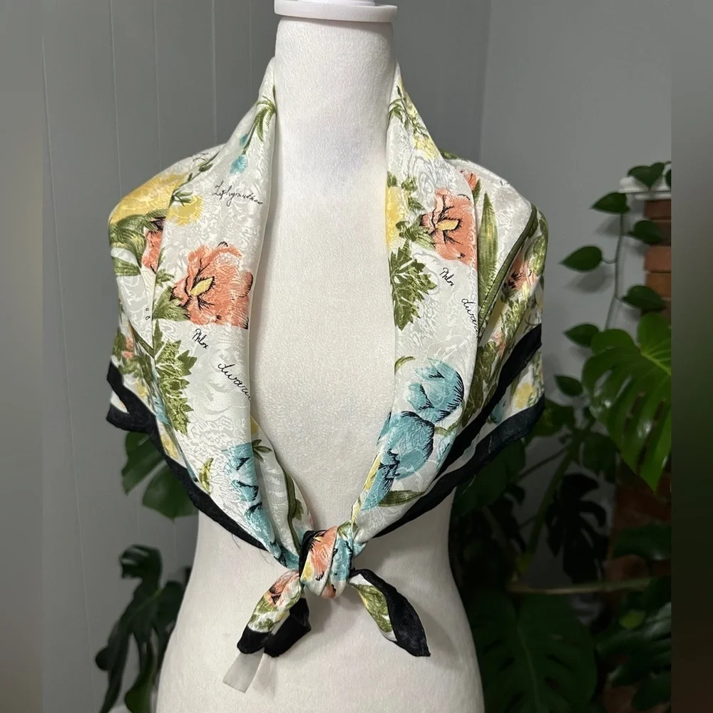 🧣 100% Polyester beautiful scarf measurements 35X35 great condition.